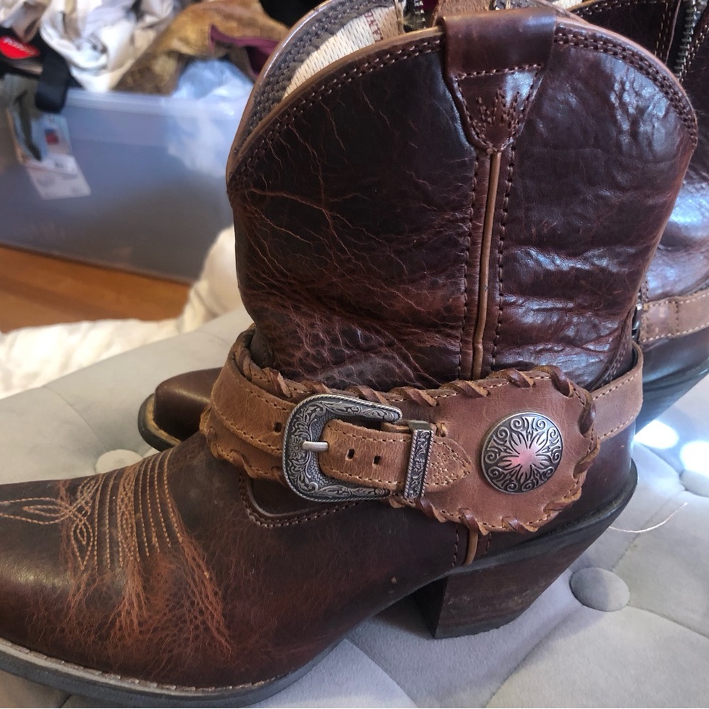 BOOTS ON DA GROUND! 
Brown Ankle Booties with Western Stitching - Picture 4 of 10